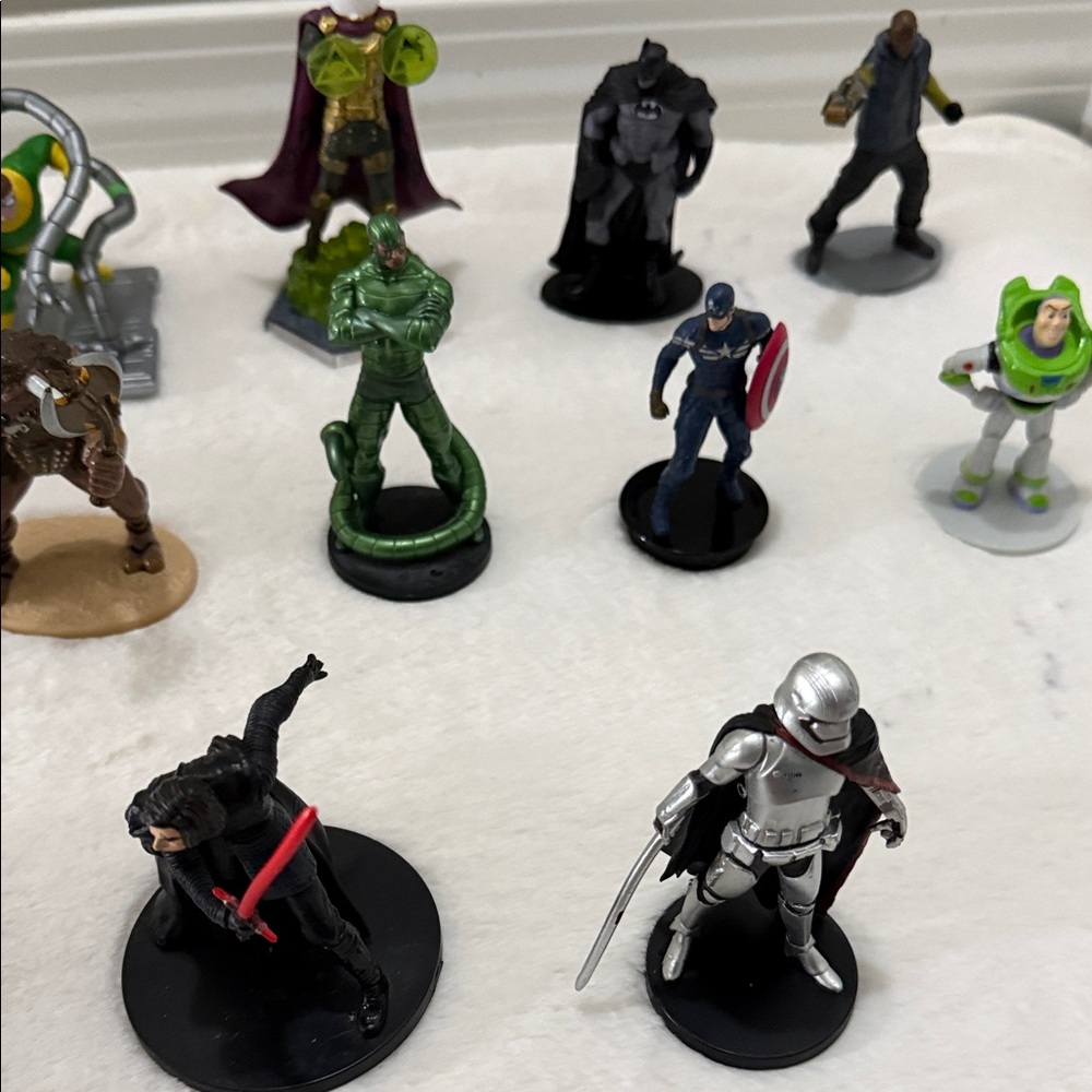 Assorted Action Figures Collection - Picture 10 of 11
